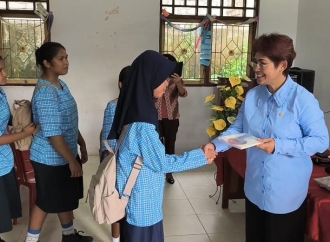 Reses, Mercy Barends Bagikan 10 Ribu Paket Buku Tulis dan Pena Kepada Siswa di Maluku 