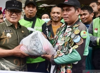 Bupati Sujiwo Bagikan Paket Sembako Kepada 50 Pengemudi Ojek Online