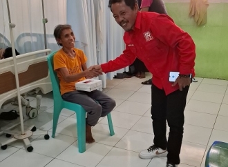 Irine Roba Bagikan Takjil Kepada Para Penjaga Pasien di RSUD Tobelo, Halmahera Utara