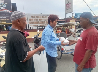 Mercy Barends Bagikan Ratusan Takjil ke Buruh Pelabuhan Yos Sudarso dan Warga di Ambon