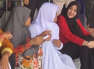 Dora Maharani Dampingi Anak Yatim di Jombang Belanja Baju Lebaran