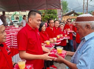 DPC PDI Perjuangan Mitra Bagikan 5.000 Takjil di Belang, Kader Harus Selalu Bersama Rakyat