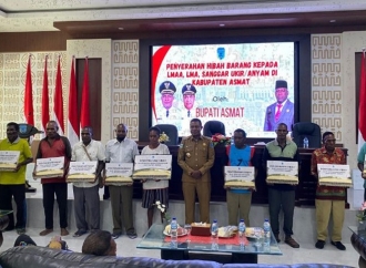 Kabupaten Asmat Serahkan Bantuan Hibah Barang ke Lembaga Adat dan Penggiat Seni