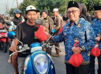 Rijanto Turun Langsung Salurkan Ribuan Paket Takjil Gratis Kepada Pengendara