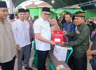 Safari Subuh Kukar, Aulia Rahman Basri Serahkan Sembako dan Resmikan Rumah Layak Huni
