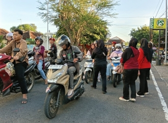 Banteng Kabupaten Kulonprogo Turun Langsung Bagikan Takjil ke Masyarakat 