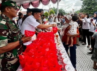 Franky Donny Wongkar Ramaikan Pembagian Takjil Kepada Masyarakat Amurang