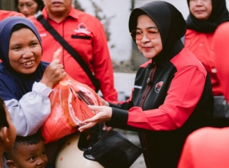 Puluhan Kader PDI Perjuangan Kota Kediri Turun ke Jalan Bagikan Sembako, Jelang Azan Maghrib