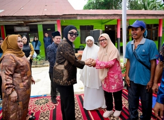 Dewi Juliani Serahkan 2.700 Paket Sembako dan Pompanisasi Kepada Masyarakat Bengkalis
