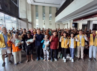 Lions Club Bagikan 1.400 Paket Lebaran, Nek Suliah : Terimakasih 'Ustad' Sofyan Tan