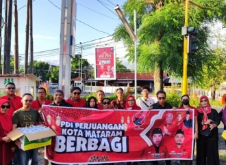 DPC PDI Perjuangan Kota Mataram Bagikan Ratusan Paket Sembako dan Takjil Kepada Anak Yatim Piatu dan Warga Kurang Mampu 