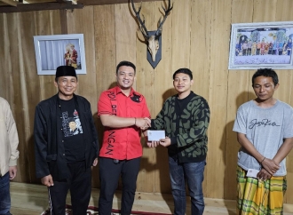 Mukhlis Basri Dukung Tradisi Sekura Seribu Wajah, Salurkan Bantuan ke 10 Pekon di Lampung Barat