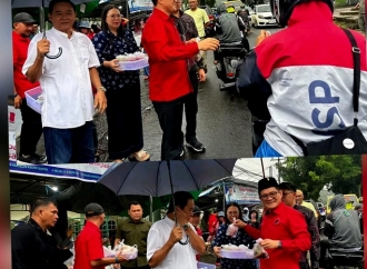Joune Ganda Pimpin Langsung Aksi Bagi Takjil di Tengah Hujan, di Kawasan Airmadidi