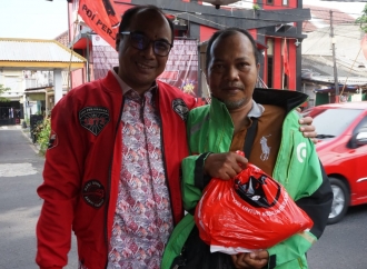 PDI Perjuangan Gresik Tutup Rangkaian Ramadan dengan Bagikan Sembako untuk Ratusan Ojol