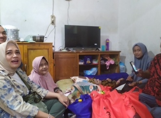 Jelang Idulfitri, Yudha Puja Turnawan Tinjau Kondisi Dua Lansia Dhuafa di Kel. Kota Wetan, Garut Kota