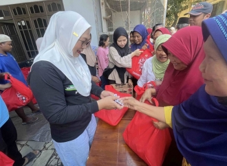 Sadarestuwati Bagikan Sembako Kepada Ratusan Warga dan Tukang Becak di Sejumlah Desa