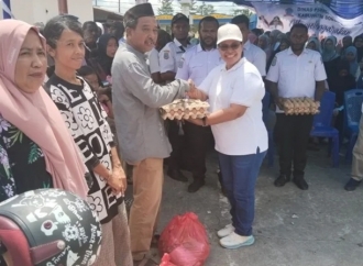 Bupati Sorong Selatan Bagikan 200 Paket Sembako Gratis Hari Raya Idul Fitri 