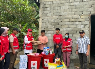 Agus Ambo Djiwa Serahkan Bantuan Bagi Korban Kebakaran di Dusun Lelumpang, Pasangkayu 