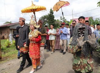 Mukhlis Basri Hadiri Sekura Cakak Buah: Simbol Kebersamaan, Persaudaraan, Kearifan Lokal