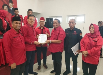 Rapidin Simbolon Serahkan SK Kepengurusan DPC PDI Perjuangan Kota Medan 