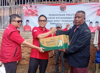 Denny Cagur Dorong Ketahanan Pangan di Cilengkrang, Bagikan Bibit Jagung hingga Beasiswa