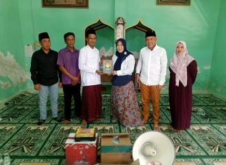 Ansari Salurkan Bantuan untuk Musala di Pamekasan
