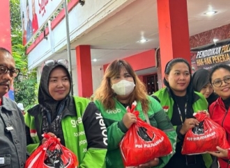 Peringati Hari Buruh, Banteng Kota Surabaya Salurkan 'MBG" ke Para Ojol