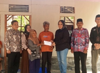 Ida Nurlaela Bantu Bangun Kembali Rumah Warga Pangandaran, yang Roboh Akibat Angin Kencang