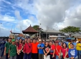 Nyoman Parta Turun Langsung Menyapa Para Petugas Kebersihan Tanpa Sekat Formalitas