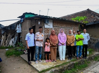Sarifah Perjuangkan Bantuan Bedah Rumah Bagi Bilik Bambu di Tengah Perumahan Beton