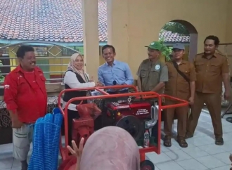 Diah Fitri Maryani Realisasikan Bantuan Pompa Air di Cirebon