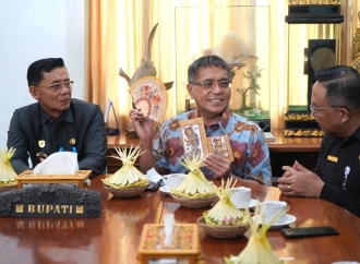 Samuel Wattimena Dorong Tenun Rangrang dan Lukisan Kamasan Tembus Panggung Mode Dunia