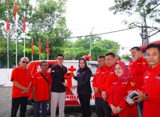 DPD PDI Perjuangan Lampung Serahkan Satu Unit Ambulans ke DPC PDI Perjuangan Pesisir Barat