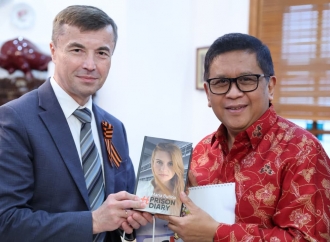 Dubes Rusia Beri Buku tentang Pengalaman di Penjara Maria Butina ke Sekjen PDI Perjuangan