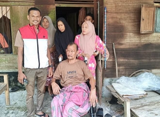 Wujudkan Janji, Syibral Mulasi Serahkan Kursi Roda untuk Pasutri di Aceh Utara