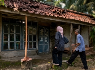 Ida Nurlaela Serahkan Bantuan Renovasi Rumah ke Keluarga Almarhum Saiman di Kab. Pangandaran