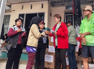 Mercy Barends Salurkan Bantuan Sembako dan Uang Tunai Bagi Korban Longsor BTN Gadihu Indah Ambon