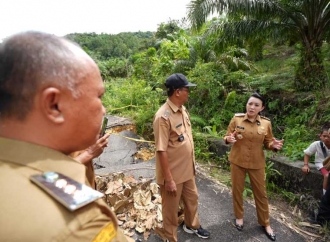 Karolin Turun Tangan Periksa Akses Jalan yang Terputus