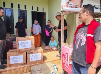 Mercy Barends Salurkan Bantuan Kemanusiaan ke Korban Kebakaran di Kawasan Pohon Mangga, Air Salobar
