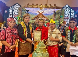 Krisantus Raih Gelar Adat Cendaga Bandar Bicara Tuah Benua di PGD ke-40