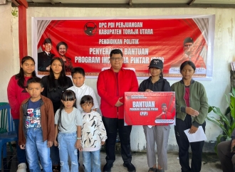 PDI Perjuangan Toraja Utara Serahkan Bantuan Program Indonesia Pintar Kepada 87 Siswa Penerima