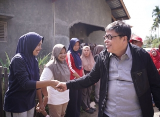 Alex Indra Lukman Serahkan Bantuan Pompa Air Kepada Masyarakat Nagari Simarasok, Kabupaten Agam 