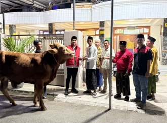 Zaini Serahkan Sapi Kurban DPC PDI Perjuangan ke Masjid Nurul Huda Pakijangan