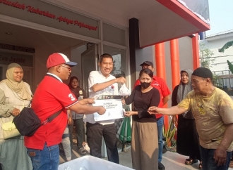 Kader PDI Perjuangan Dilarang Punggungi Rakyat, Ketua DPC Jaktim Rio Sambodo Bagikan Hewan Kurban di Pondok Kelapa