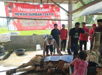 ‎700 Warga Terima Paket Daging Kurban dari PDI Perjuangan Kebumen