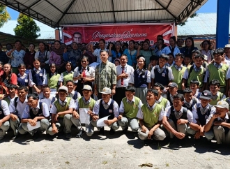 Ringankan Beban Sekolah Swasta, Bane Raja Manalu Salurkan 4.000 Beasiswa PIP di Dairi