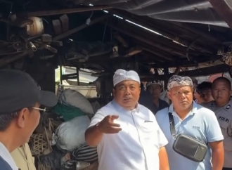 Nyoman Parta Ajak Warga Gotong Royong Bantu Pembangunan Rumah Layak Huni Bagi Keluarga Pak Febri