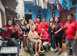 Hari Lahir Pancasila, PDI Perjuangan Depok Salurkan Kursi Roda untuk Warga Tapos