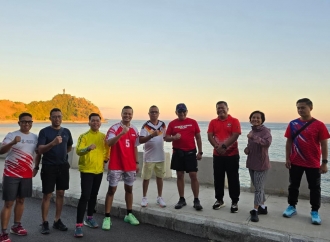 Sekjen PDI Perjuangan Lari Pagi Sambil Nikmati Suasana di Pantai Cristo Rei Dili