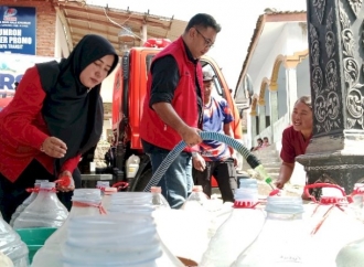 Atasi Krisis Kekeringan, PDI Perjuangan Bondowoso Pasok Air Bersih dan Sembako di Klabang